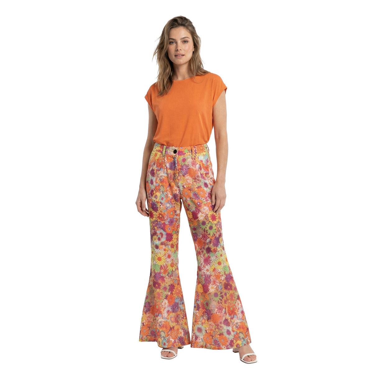 Op deze afbeelding zie je een Kostuums, van het merk Wilbers. Hippiebroek Bloem Vrouw