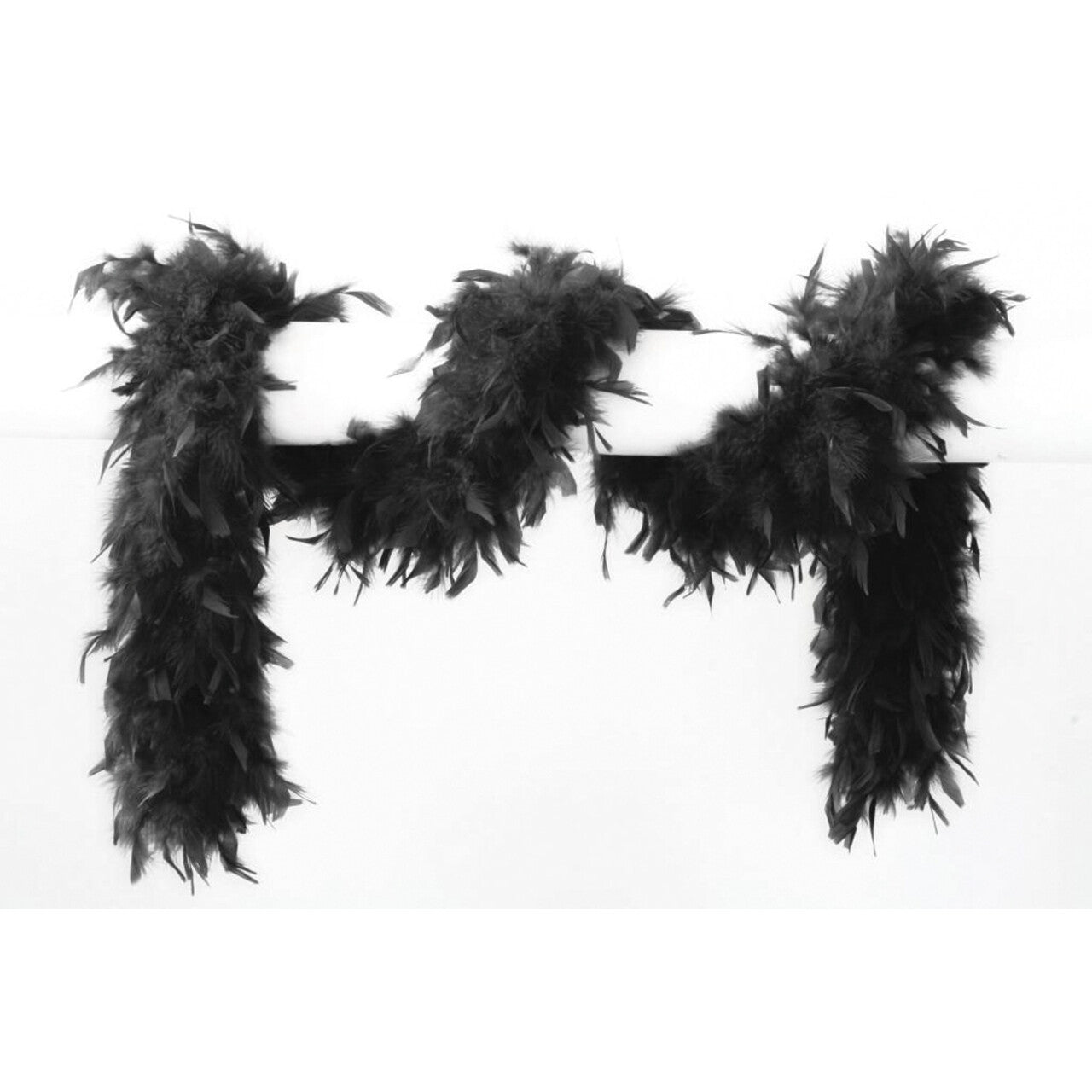 Op deze afbeelding zie je een Accessoires, van het merk Wilbers. Lange Boa Met Veren Zwart 180 Centimeter