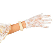 Op deze afbeelding zie je een Accessoires, van het merk Wilbers. Handschoenen Flowers Kant Wit