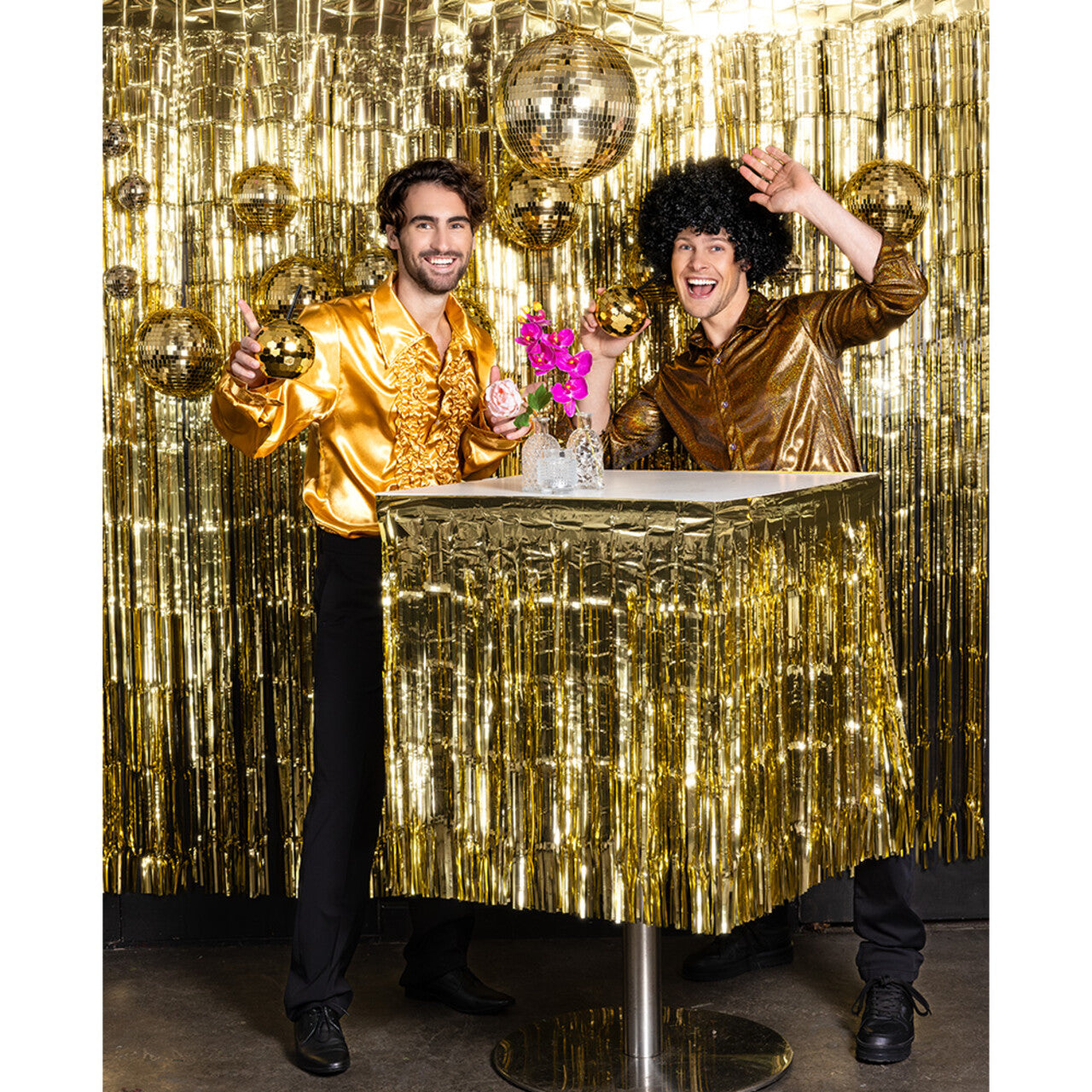 Op deze afbeelding zie je een Kostuums, van het merk Boland. Stout En Goud Overhemd Man
