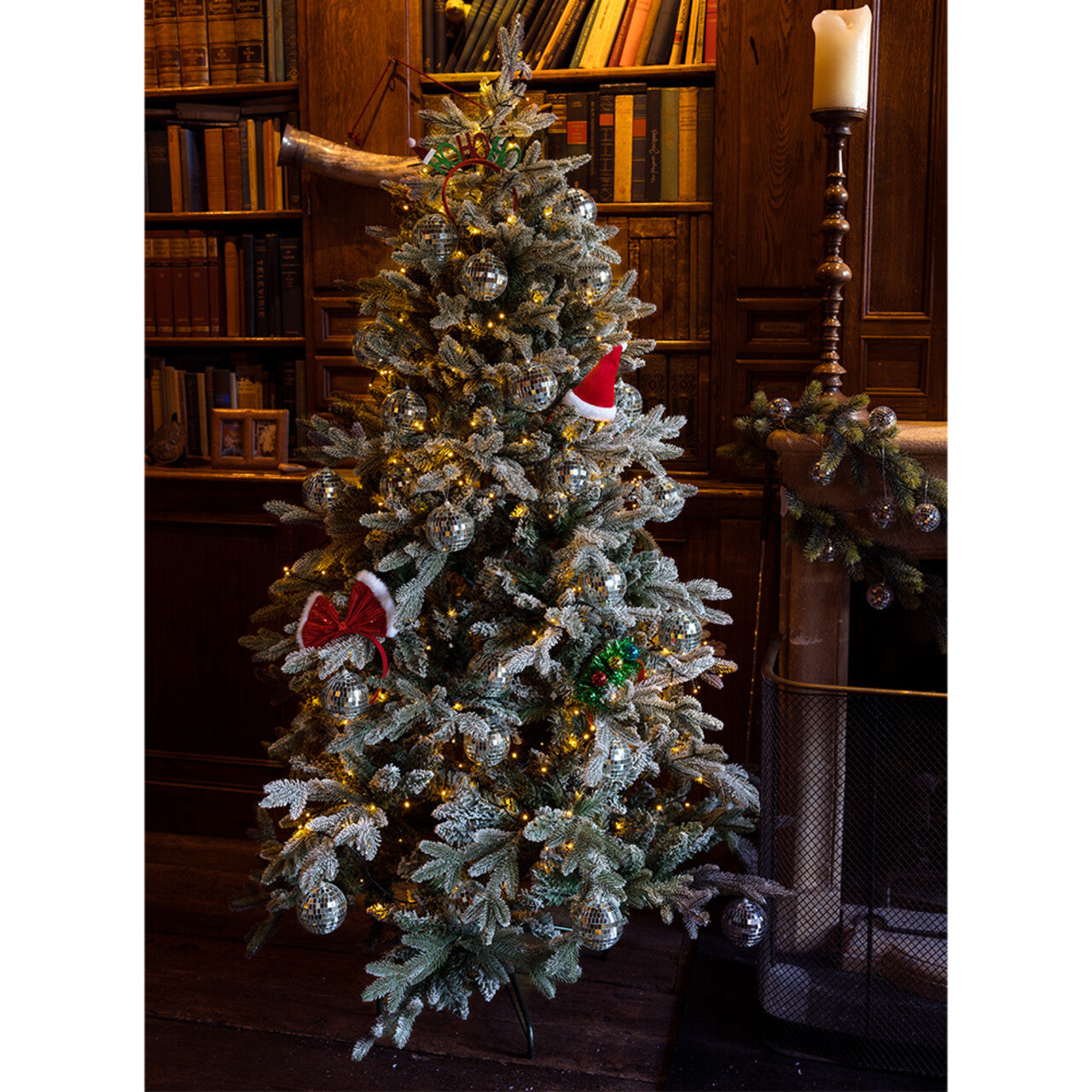 Op deze afbeelding zie je een Accessoires, van het merk Boland. Metalen Diadeem merry Christmas