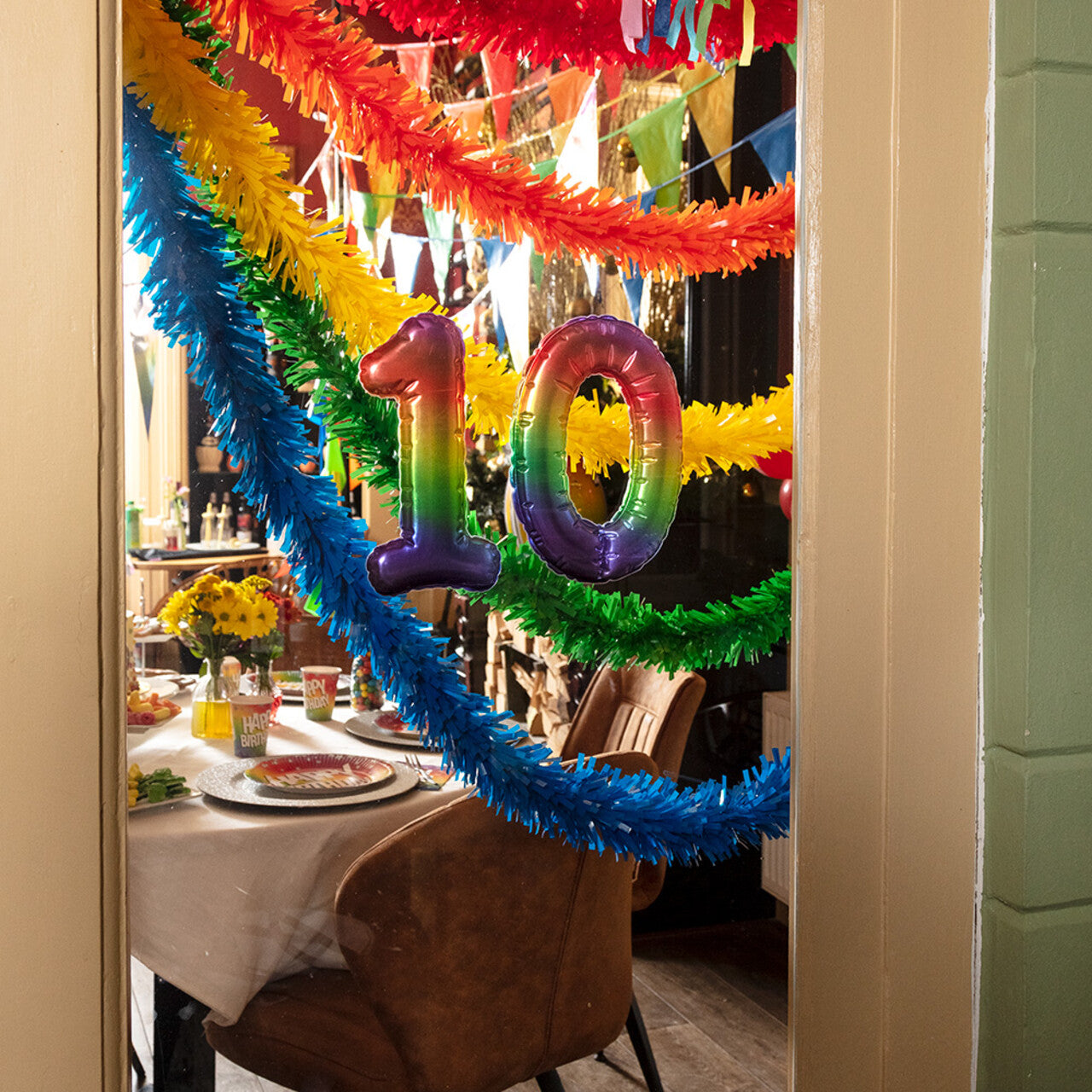 Op deze afbeelding zie je een Decoratie, van het merk Boland. Pvc Slinger Oranje 10 Meter