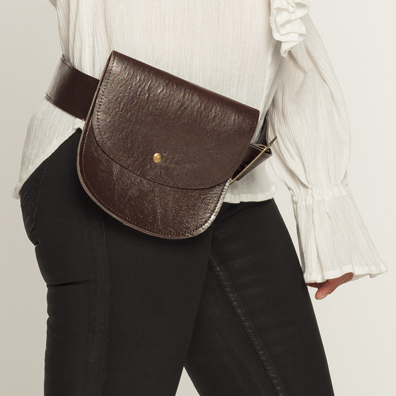 Op deze afbeelding zie je een Accessoires, van het merk Boland. Bruine Lederlook Heuptas Met Riem