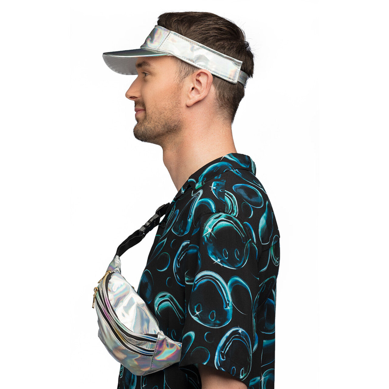 Op deze afbeelding zie je een Accessoires, van het merk Boland. Set Holo Festival Zilver (Zonneklep En Heuptasje)