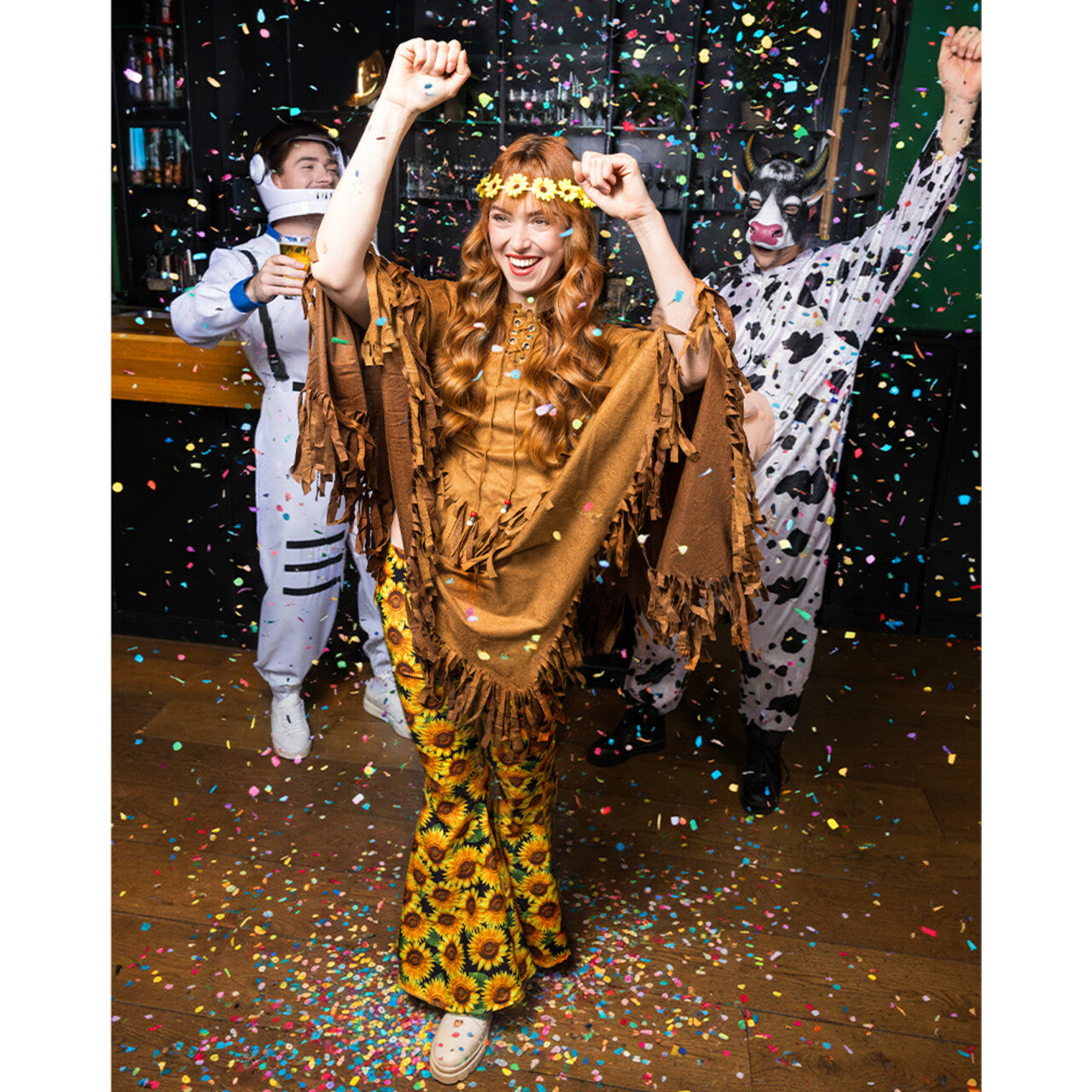 Op deze afbeelding zie je een Kostuums, van het merk Boland. Poncho Bohemian Vrouw