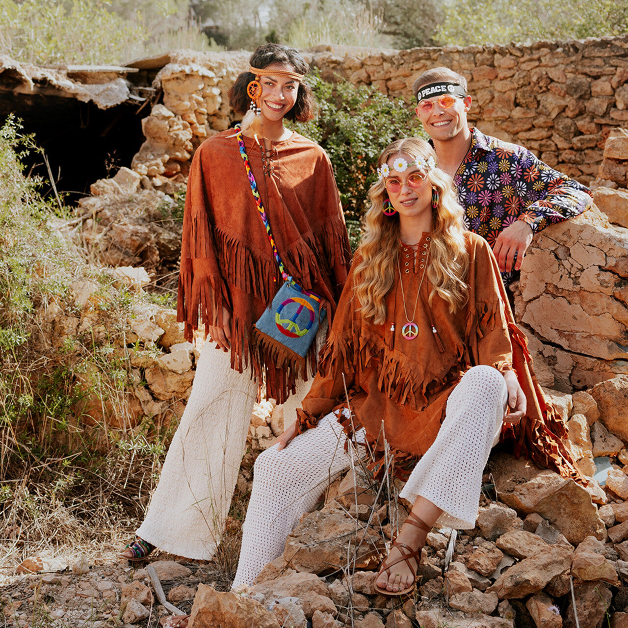 Op deze afbeelding zie je een Kostuums, van het merk Boland. Poncho Hippie Breeze Met Franjes Vrouw