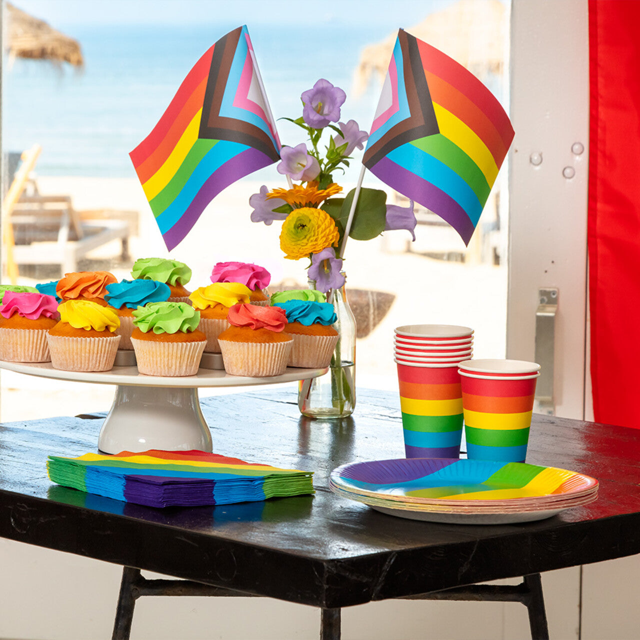 Op deze afbeelding zie je een Decoratie, van het merk Boland. Set 8 Papieren Bekers Happy Regenboog