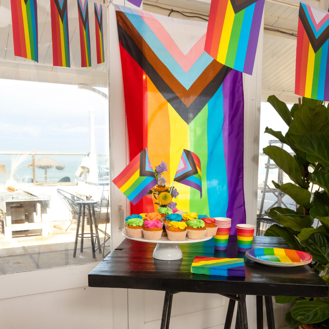 Op deze afbeelding zie je een Decoratie, van het merk Boland. Polyester Vlag Rainbow Pride Progress
