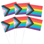 Op deze afbeelding zie je een Decoratie, van het merk Boland. Set 6 Papieren Zwaaivlaggen Rainbow Progress