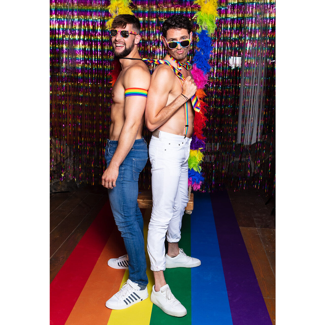 Op deze afbeelding zie je een Accessoires, van het merk Boland. Gentleman Party Set Regenboog (Partybril, Vlinderstrik En Bretels)