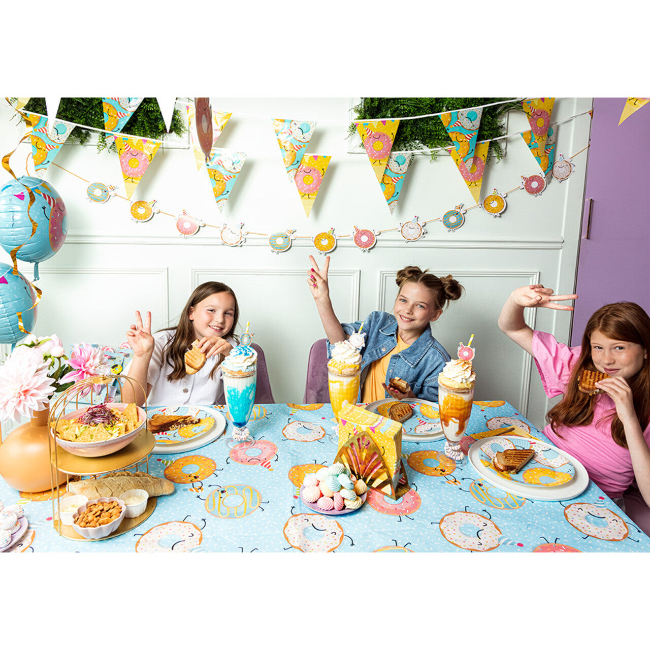 Op deze afbeelding zie je een Decoratie, van het merk Boland. Vlaggenlijn Sweet Donut Party