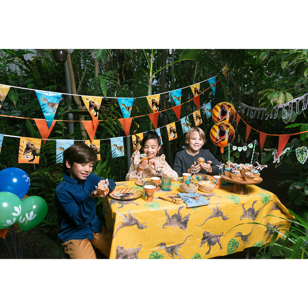 Op deze afbeelding zie je een Decoratie, van het merk Boland. Papieren Vlaggenlijn Dinosaurus Party