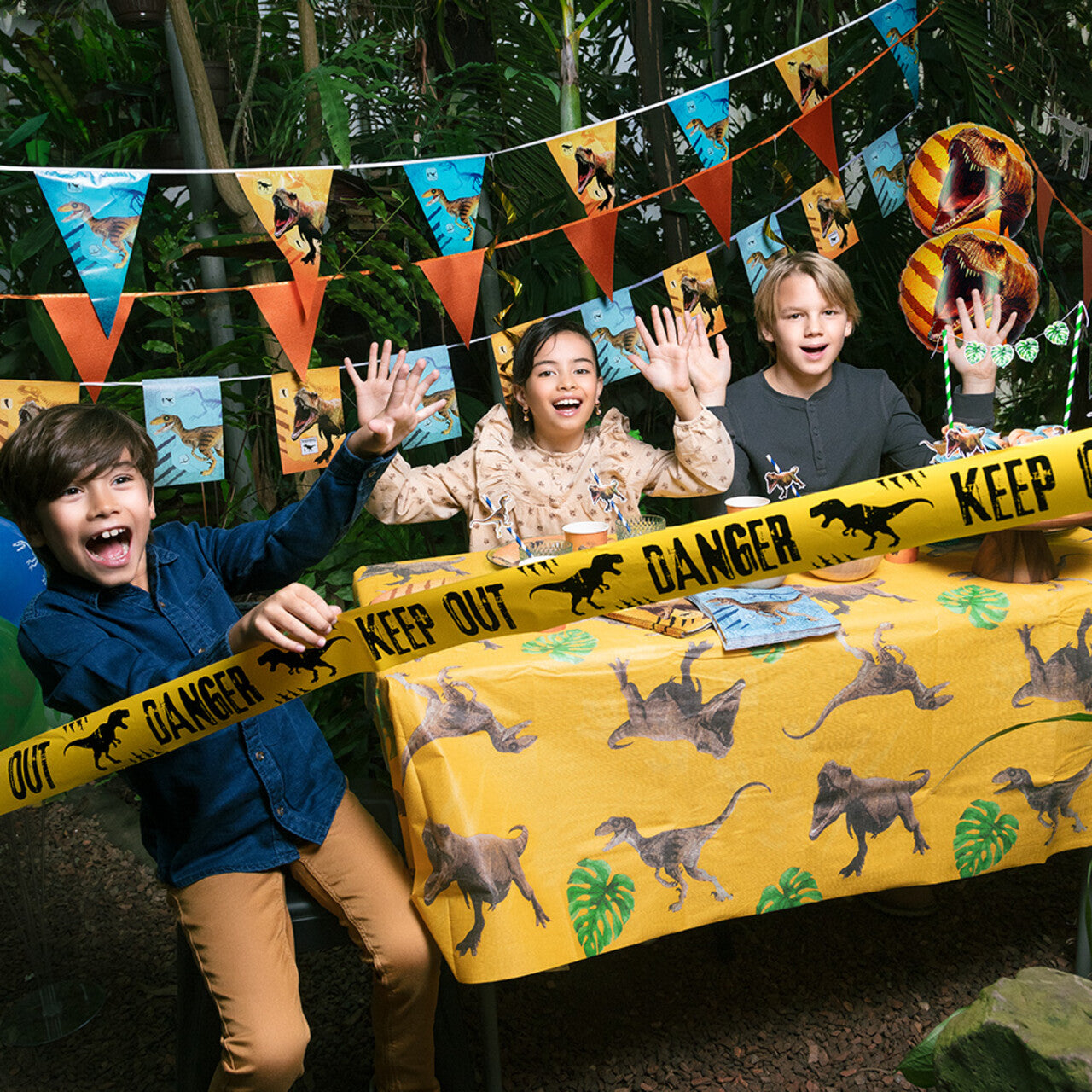 Op deze afbeelding zie je een Decoratie, van het merk Boland. Papieren Vlaggenlijn Dinosaurus Party