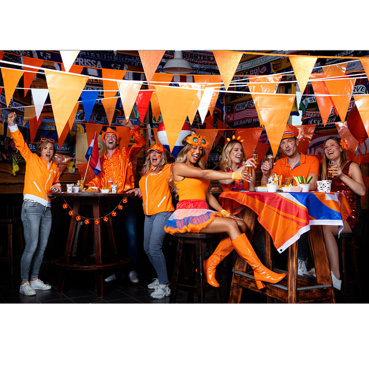 Op deze afbeelding zie je een Decoratie, van het merk Boland. Oranje Vlaggenlijn 10 Meter
