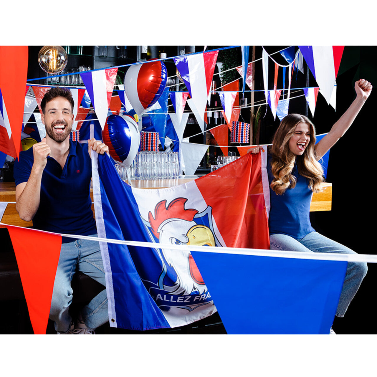 Op deze afbeelding zie je een Decoratie, van het merk Boland. Pe Vlaggenlijn Frankrijk Blauw Wit Rood