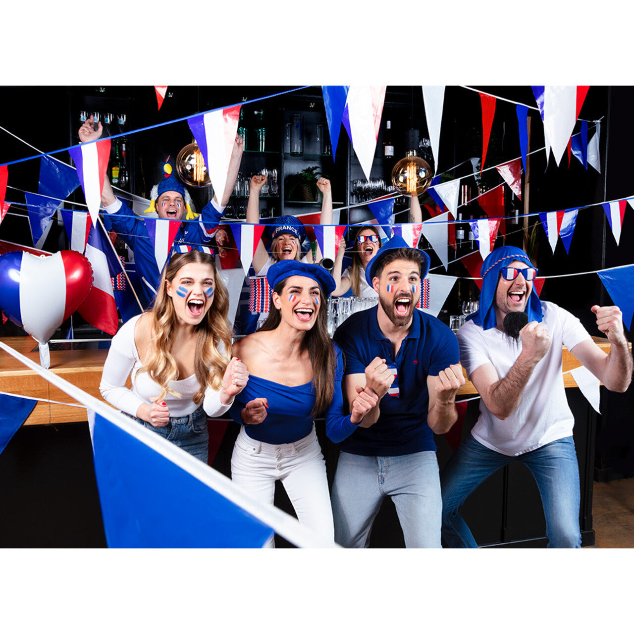 Op deze afbeelding zie je een Decoratie, van het merk Boland. Pe Vlaggenlijn Frankrijk Blauw Wit Rood