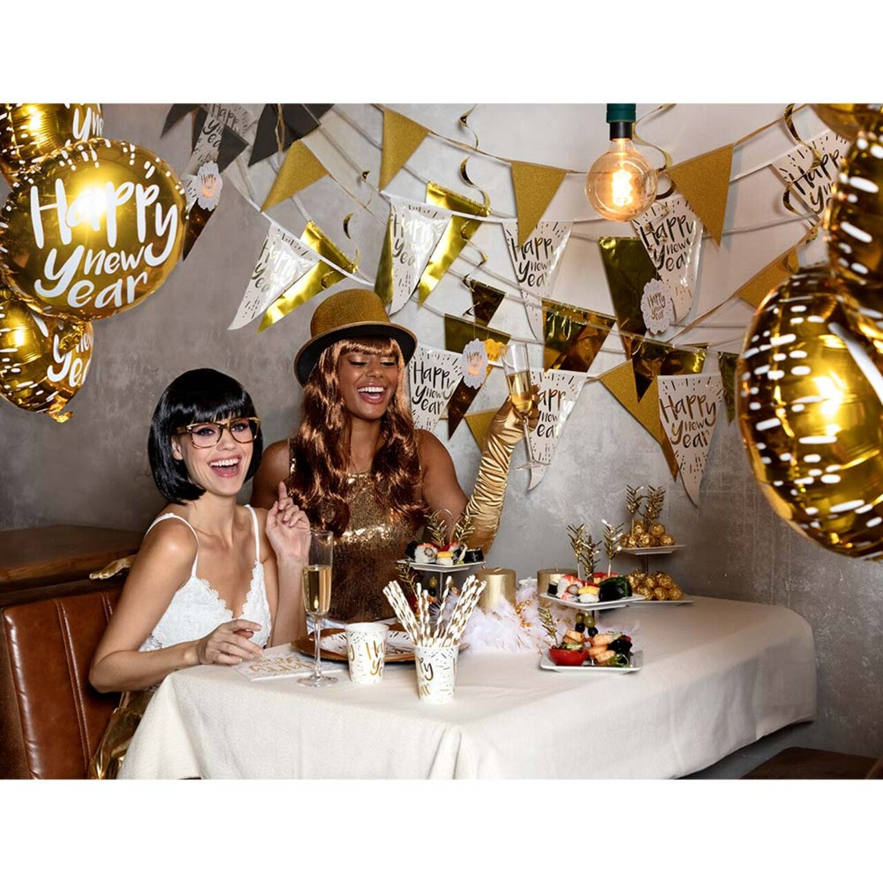 Op deze afbeelding zie je een Decoratie, van het merk Boland. Perfect Gold Party Metallic Vlaggenlijn Goud