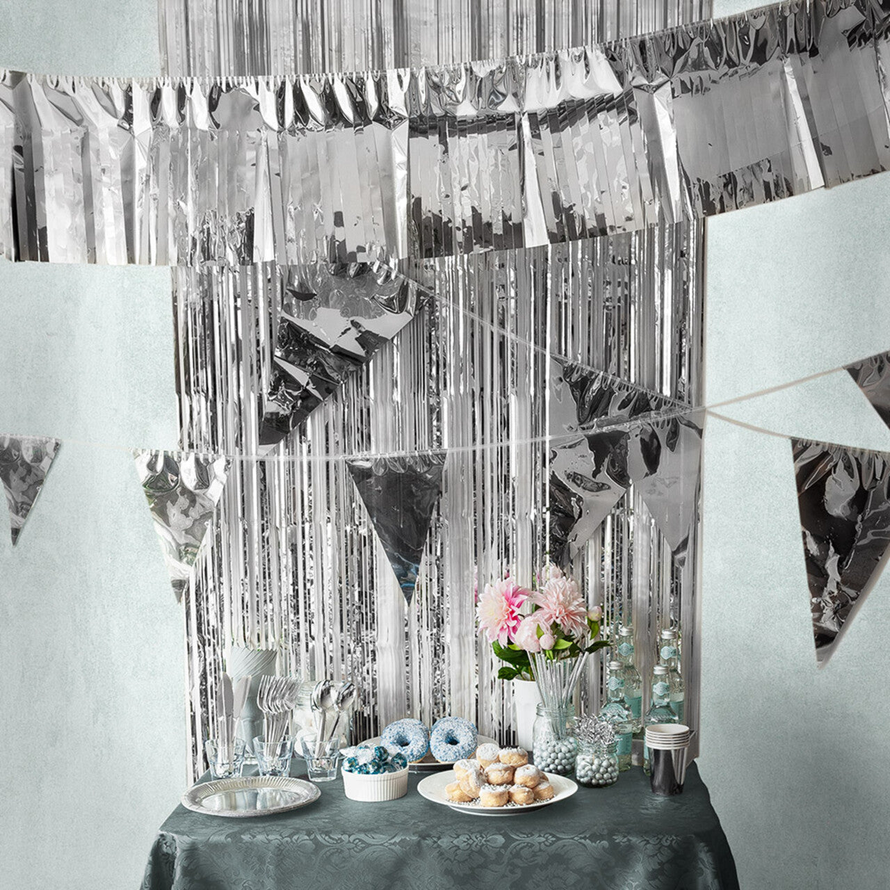 Op deze afbeelding zie je een Decoratie, van het merk Boland. Metallic Franje Slinger Zilver Party