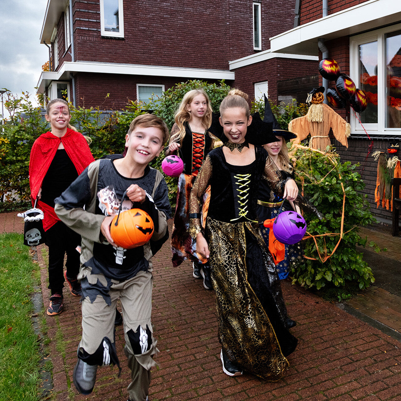 Op deze afbeelding zie je een Kostuums, van het merk Boland. Enge Zombie Skelet Kind Kostuum