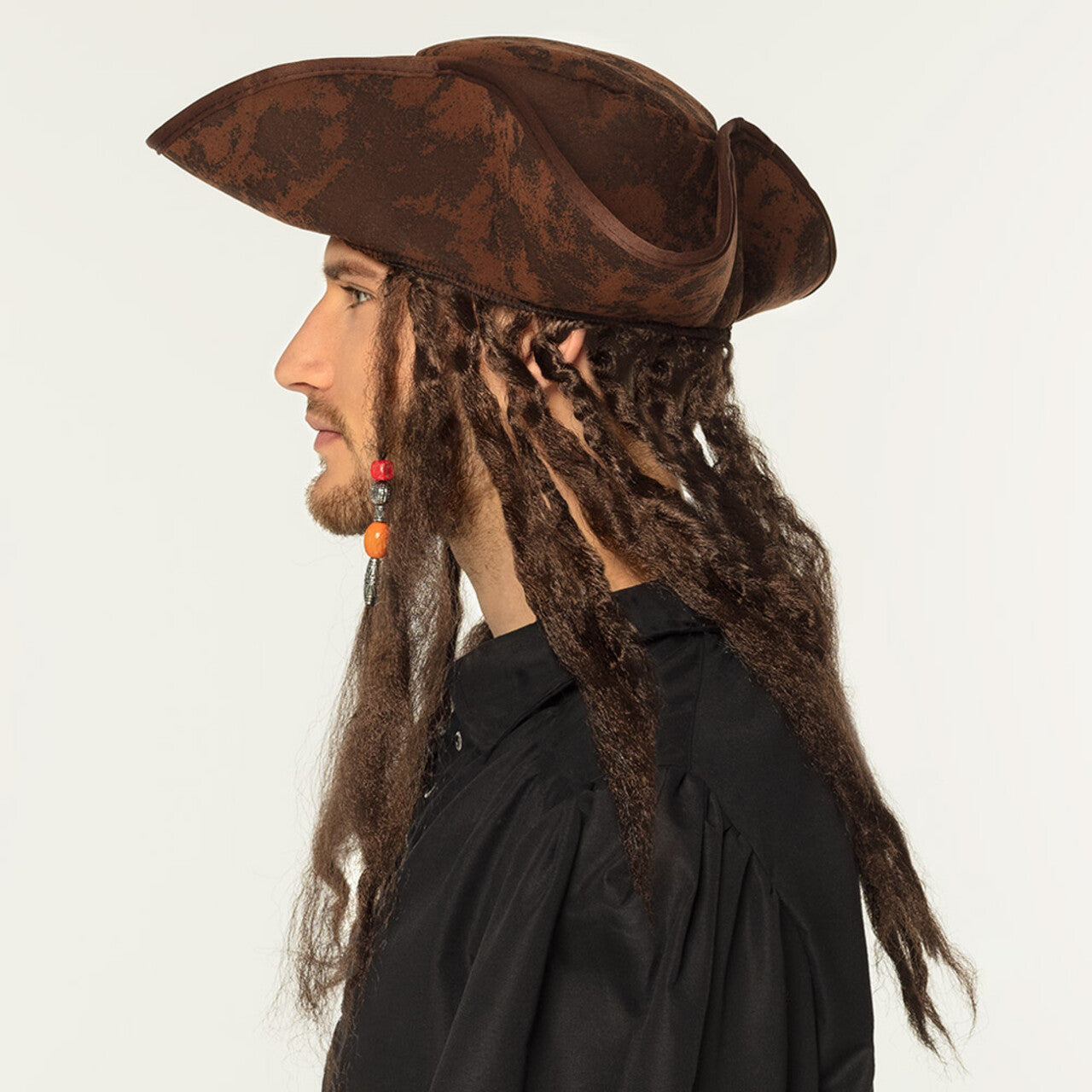 Op deze afbeelding zie je een Accessoires, van het merk Boland. Piratenhoed Dirty Joe Met Rasta Haar