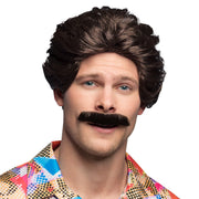 Op deze afbeelding zie je een Accessoires, van het merk Boland. Pruik 80s Vance Met Snor