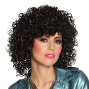 Op deze afbeelding zie je een Accessoires, van het merk Boland. Pruik Club Curls Zwart