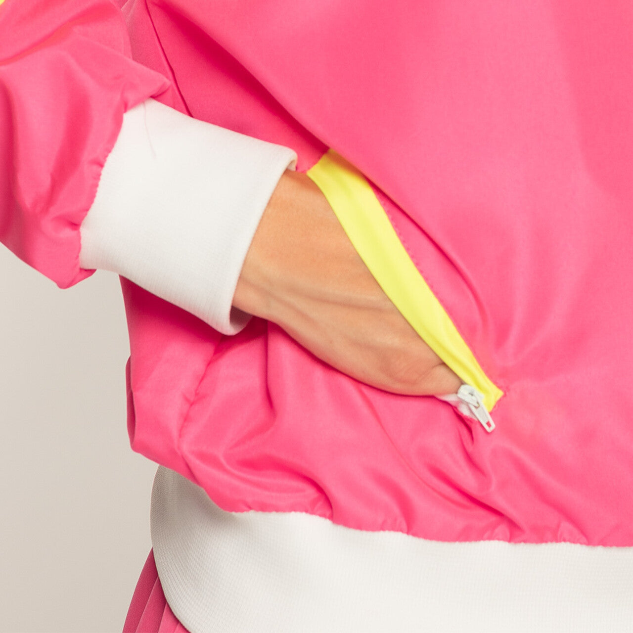 Op deze afbeelding zie je een Kostuums, van het merk Boland. Trainingspak Retro Babe Neonroze Vrouw Kostuum