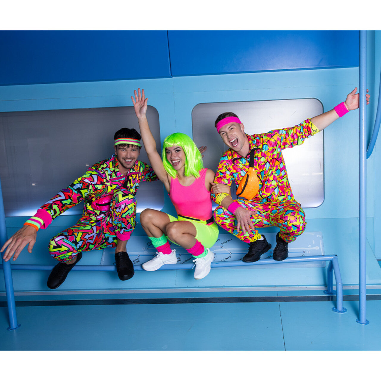 Op deze afbeelding zie je een Kostuums, van het merk Boland. Trainingspak 90s Fresh Prince Of Blacklight Man Kostuum