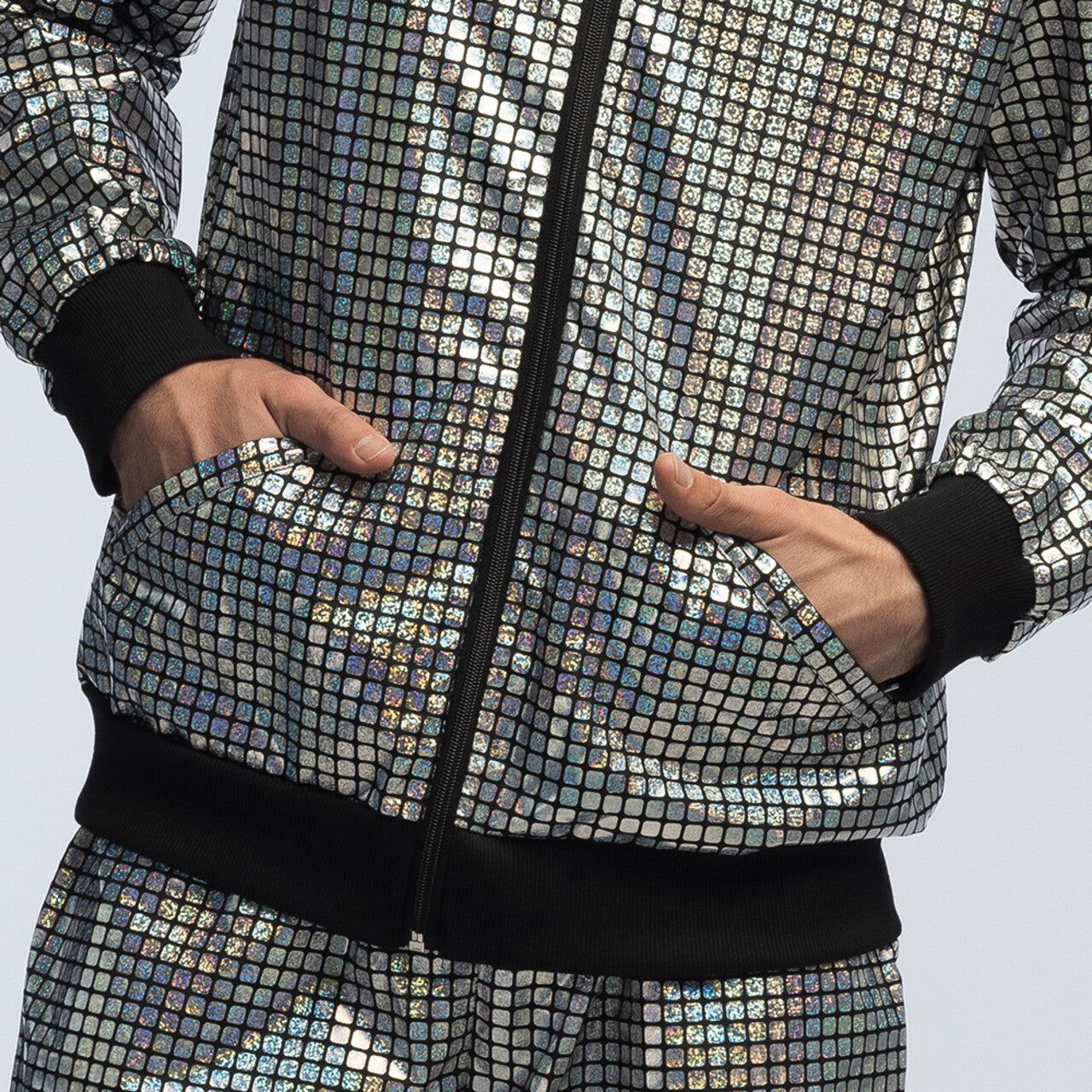 Op deze afbeelding zie je een Kostuums, van het merk Boland. Trainingspak Disco Bal Zilver Mr Cool Man Kostuum