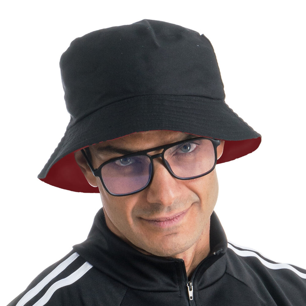 Op deze afbeelding zie je een Accessoires, van het merk Chaks. Bucket Hoed Omkeerbaar Rood / Zwart Met Bril