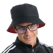 Op deze afbeelding zie je een Accessoires, van het merk Chaks. Bucket Hoed Omkeerbaar Rood / Zwart Met Bril