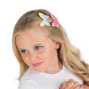 Op deze afbeelding zie je een Accessoires, van het merk Chaks. Regenboog Vlinder Haarclip 2 Stuks