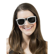 Op deze afbeelding zie je een Accessoires, van het merk Funny Fashion. Bril Met Parels Miljonair