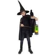 Op deze afbeelding zie je een Kostuums, van het merk Funny Fashion. Magische Zwarte Heksencape Kind Kostuum