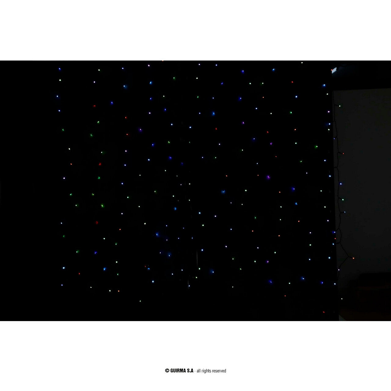 Op deze afbeelding zie je een Decoratie, van het merk Guirma. Groen Licht Festijn Gordijn 600 Led