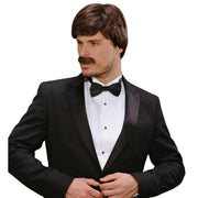 Op deze afbeelding zie je een Accessoires, van het merk Widmann. Pruik Playboy Met Snor Bruin