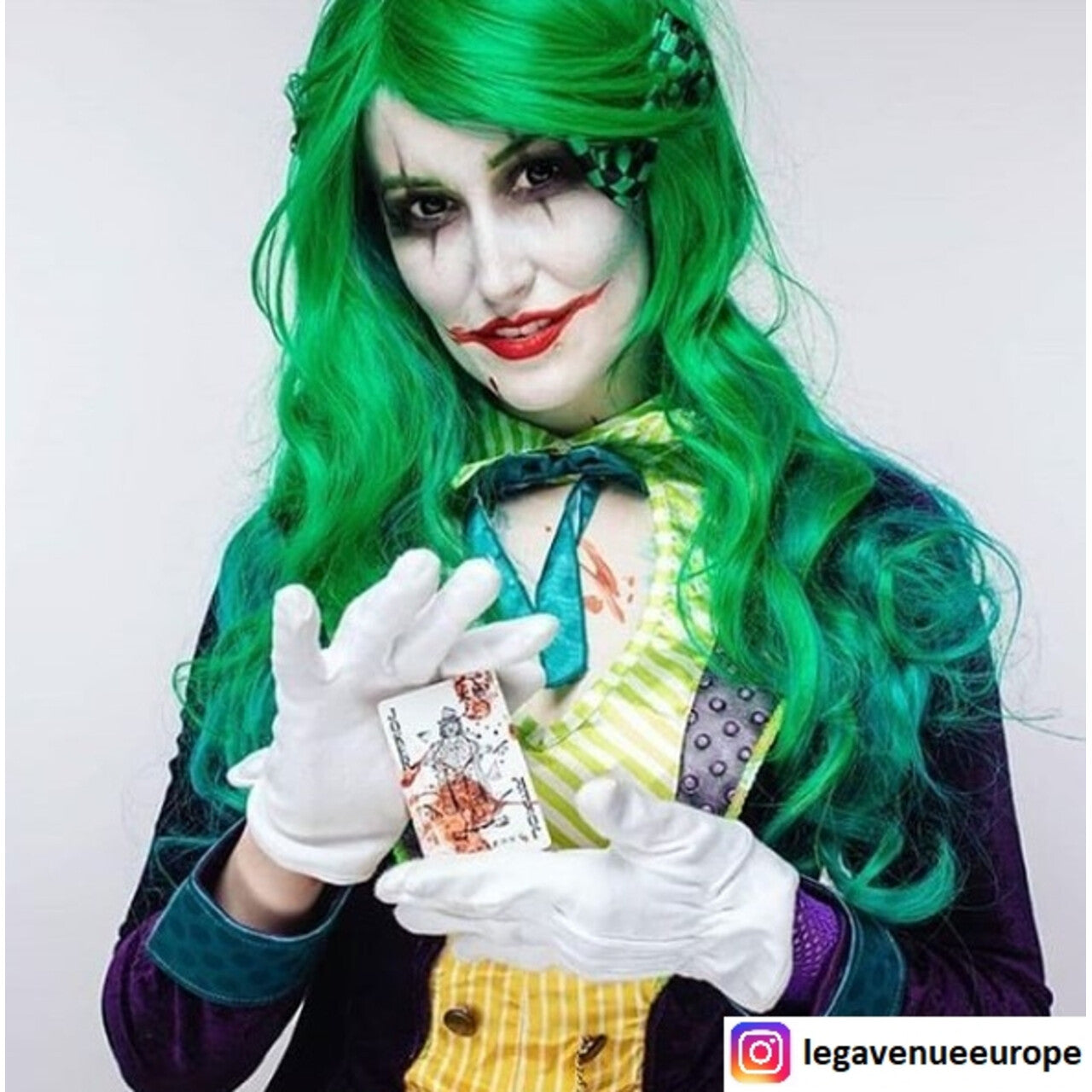 Op deze afbeelding zie je een Kostuums, van het merk Leg Avenue. The Joker Engerd Kostuum Vrouw