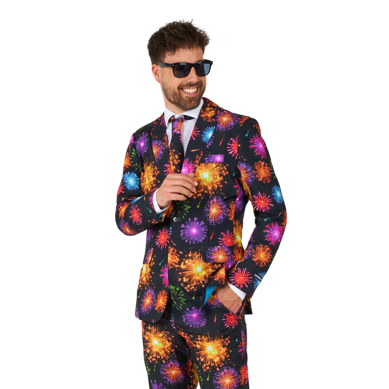 Op deze afbeelding zie je een Kostuums, van het merk Suitmeister. Fireworks Black Man Kostuum