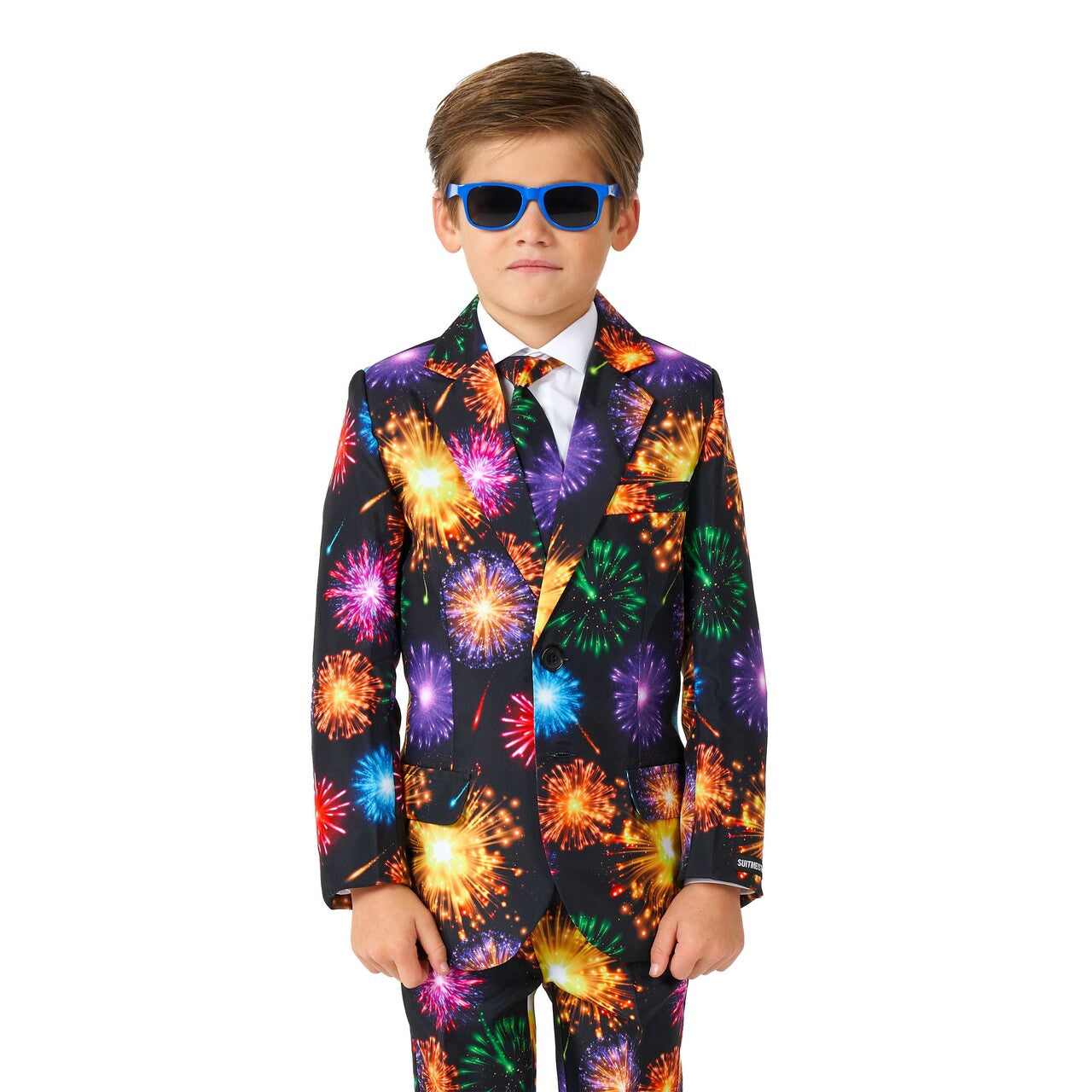 Op deze afbeelding zie je een Kostuums, van het merk Suitmeister. Fireworks Black Jongen Kostuum