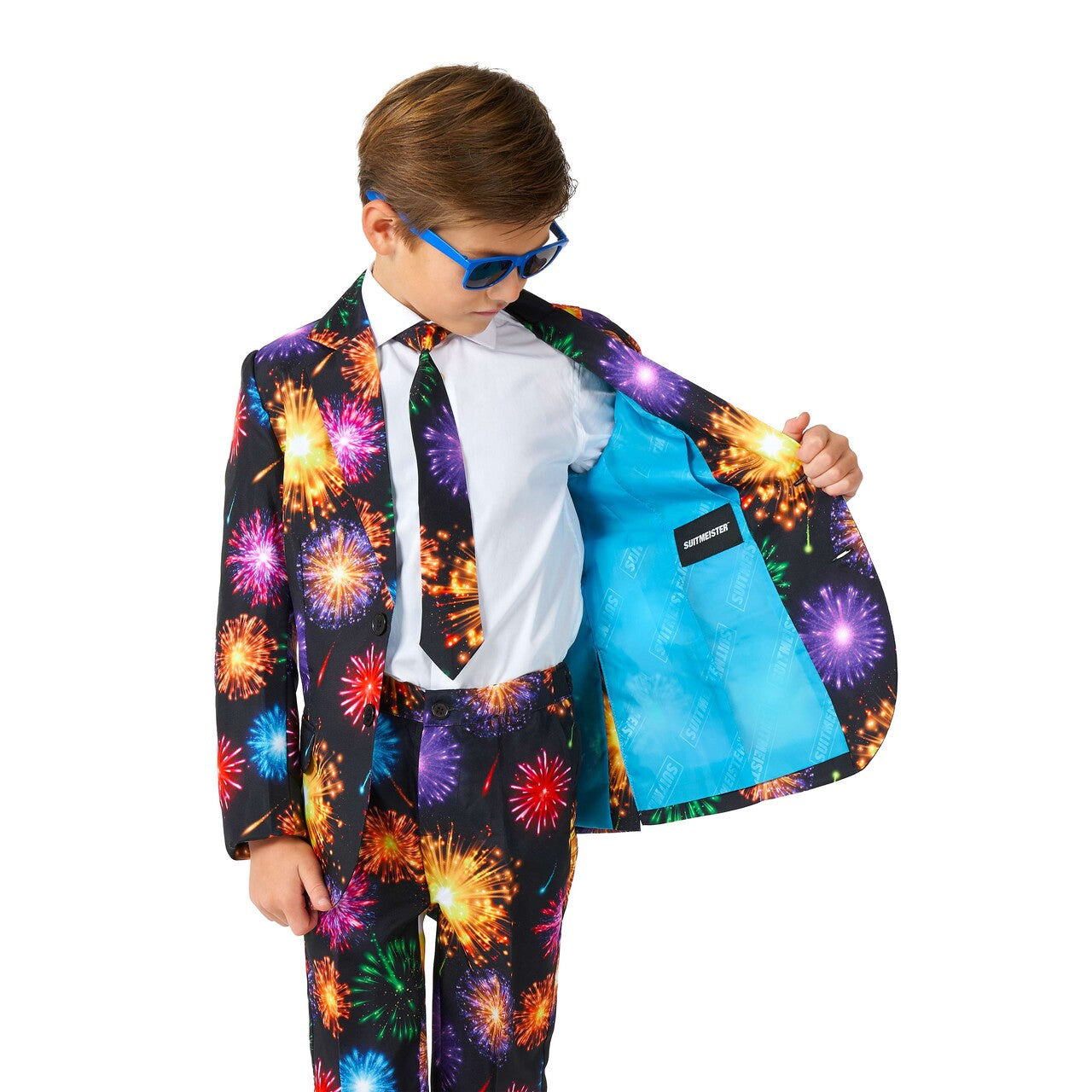 Op deze afbeelding zie je een Kostuums, van het merk Suitmeister. Fireworks Black Jongen Kostuum