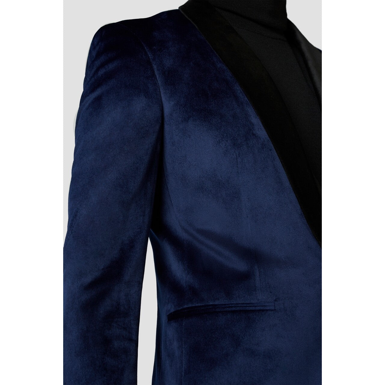Op deze afbeelding zie je een Kostuums, van het merk Opposuits. Luxe Statige Gala Jas Diepblauw Man