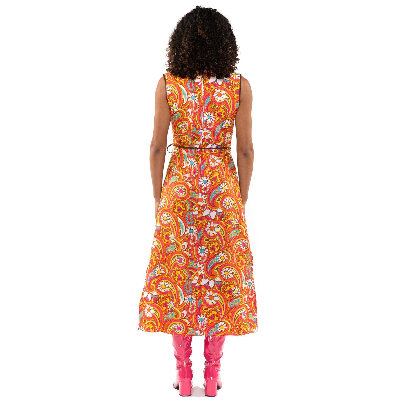 Op deze afbeelding zie je een Kostuums, van het merk Original Replicas. Oranje Lang Jaren 70 En 60 Hippie Bloemen Soul Disco Pretty Paisley Vrouw Kostuum