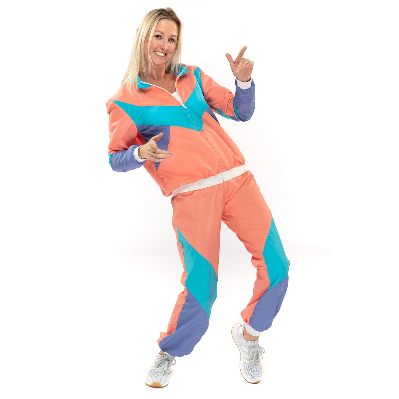 Op deze afbeelding zie je een Kostuums, van het merk Original Replicas. Fout 80s Trainingspak New Kids Jaren 80 Yannah Vrouw Kostuum