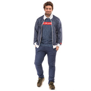Op deze afbeelding zie je een Kostuums, van het merk Original Replicas. Pablo Discobar Festival Suit Coke Lines Kostuum