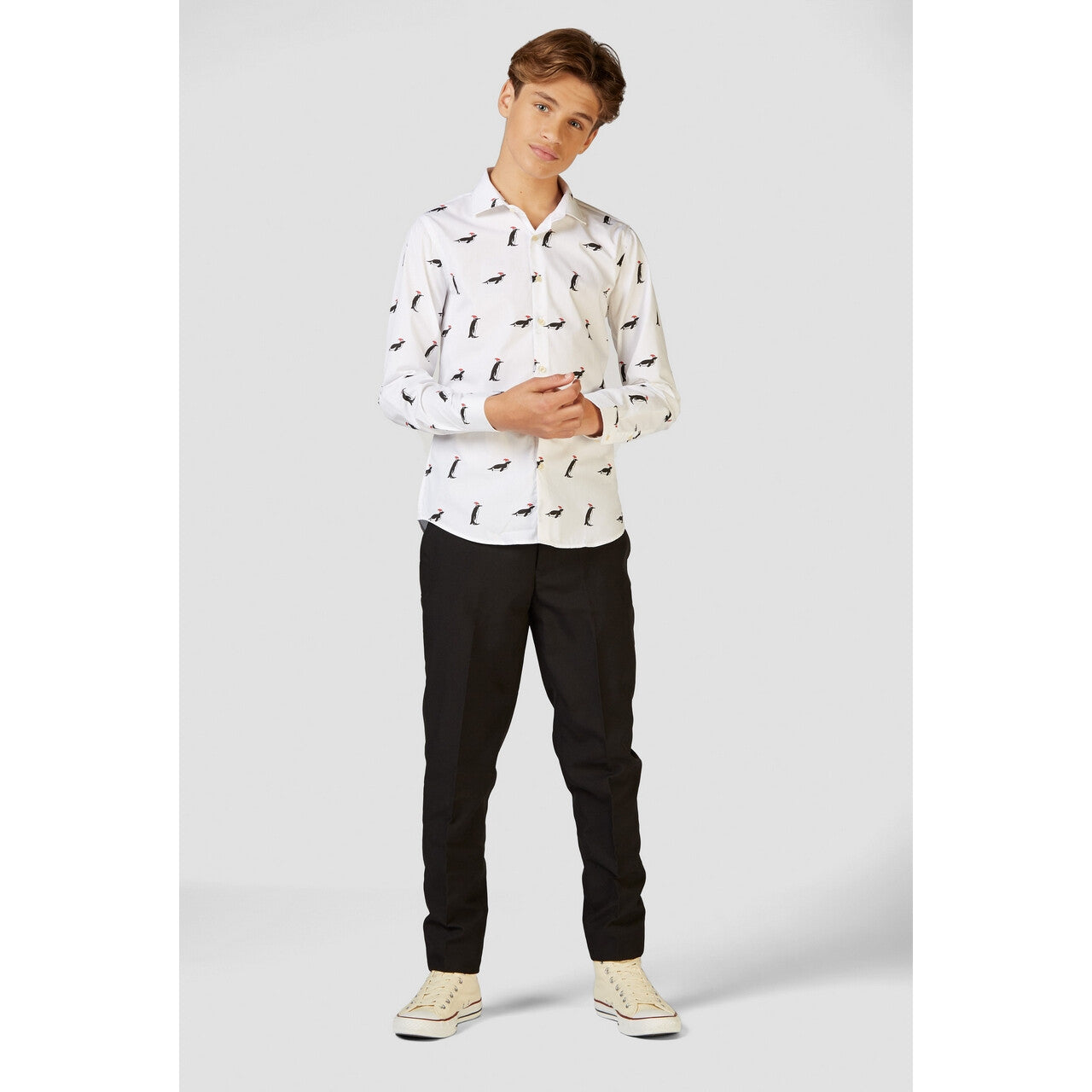 Op deze afbeelding zie je een Kostuums, van het merk Opposuits. Witte Emperor Christmas Penguins Blouse Jongen
