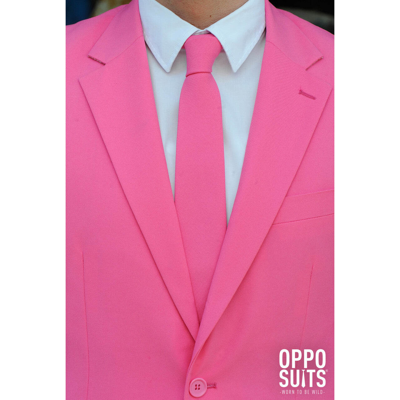Op deze afbeelding zie je een Kostuums, van het merk Opposuits. Mr. Pinker Than Pink Roze Opposuit Kostuum Man