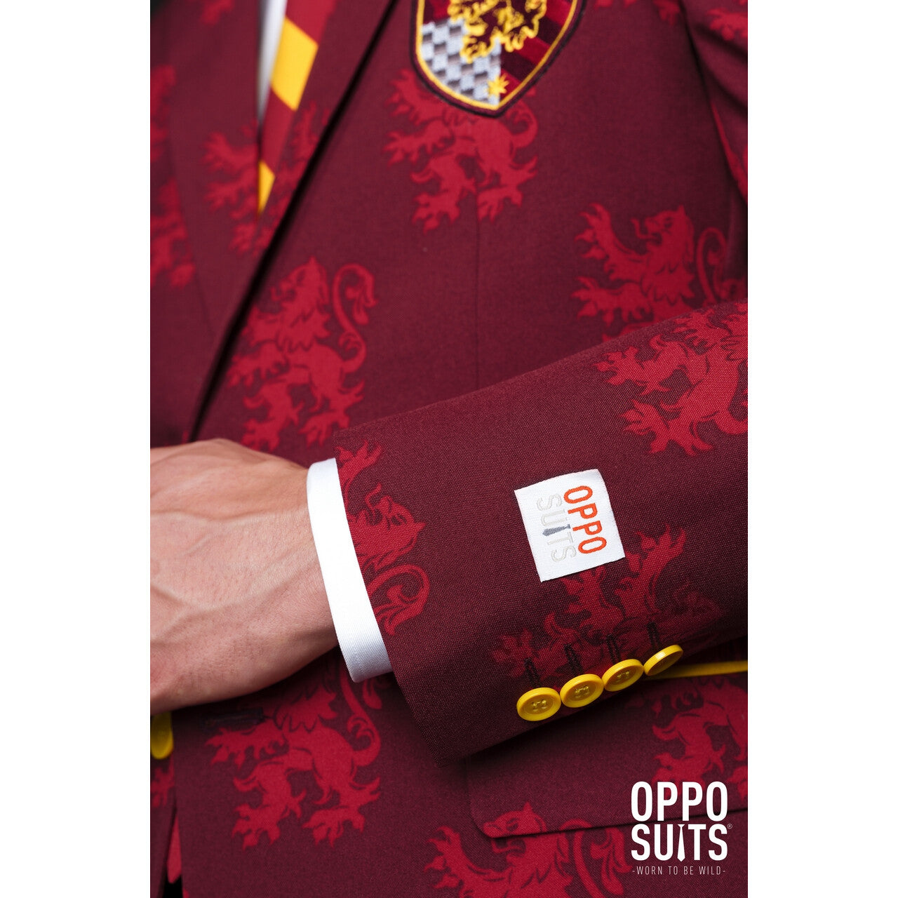 Op deze afbeelding zie je een Kostuums, van het merk Opposuits. Harry Potter™ Zweinstein Griffoendor Wapen Man Kostuum