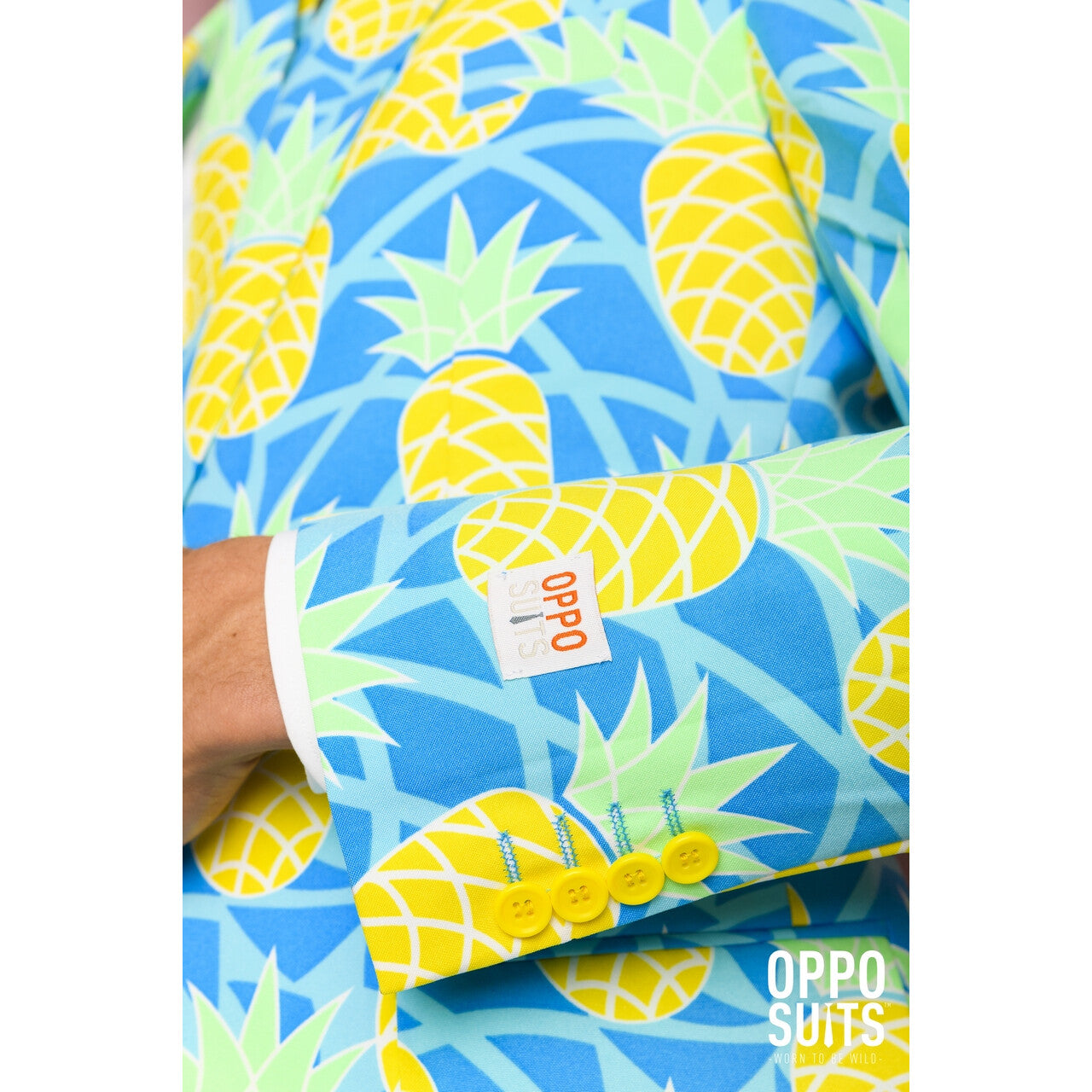 Op deze afbeelding zie je een Kostuums, van het merk Opposuits. Tropisch Lange Zomer Ananas Man Kostuum