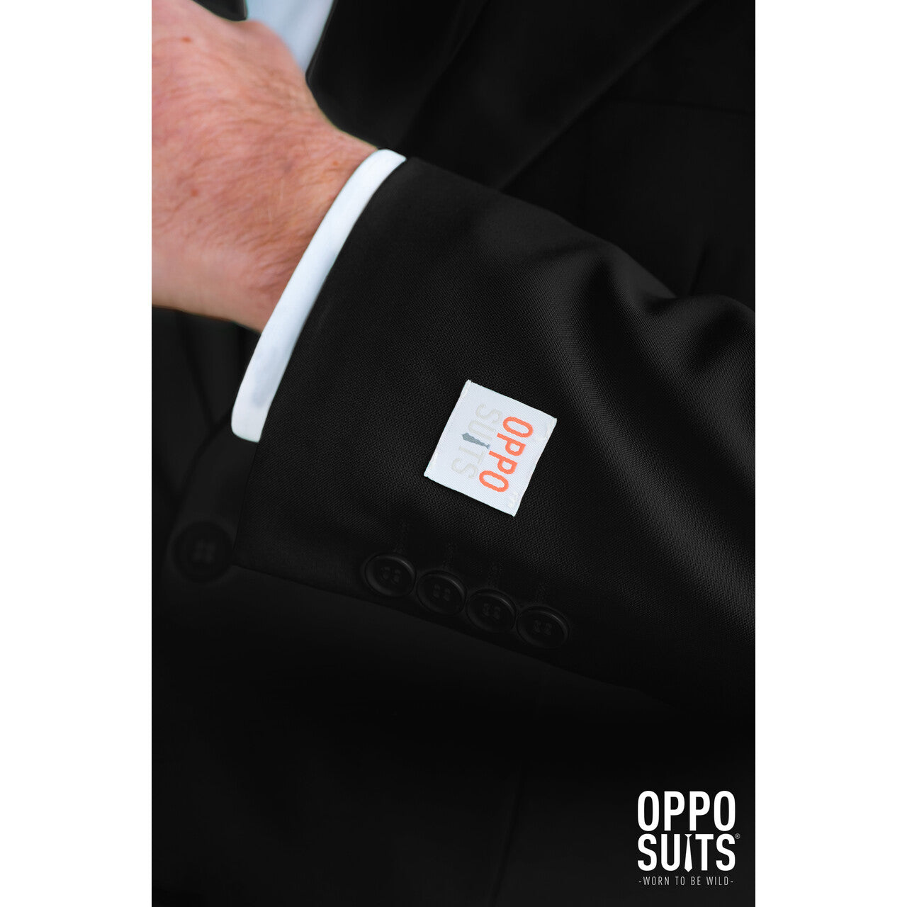 Op deze afbeelding zie je een Kostuums, van het merk Opposuits. Men In Black Knight Opposuit Man Kostuum