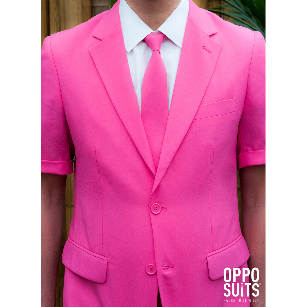 Op deze afbeelding zie je een Kostuums, van het merk Opposuits. Summer Festival Extravagant Mr. Pink Opposuit Kostuum Man